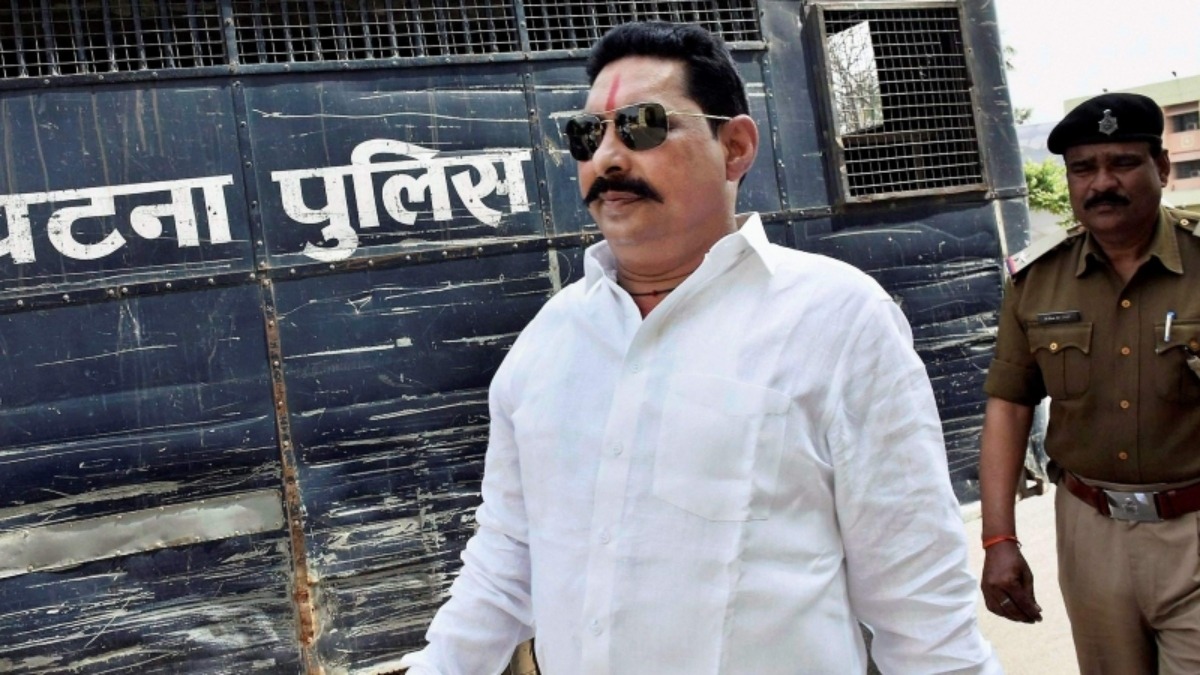 Photo of गोलीबारी मामले में पूर्व विधायक अनंत सिंह ने बाढ़ कोर्ट में किया सरेंडर