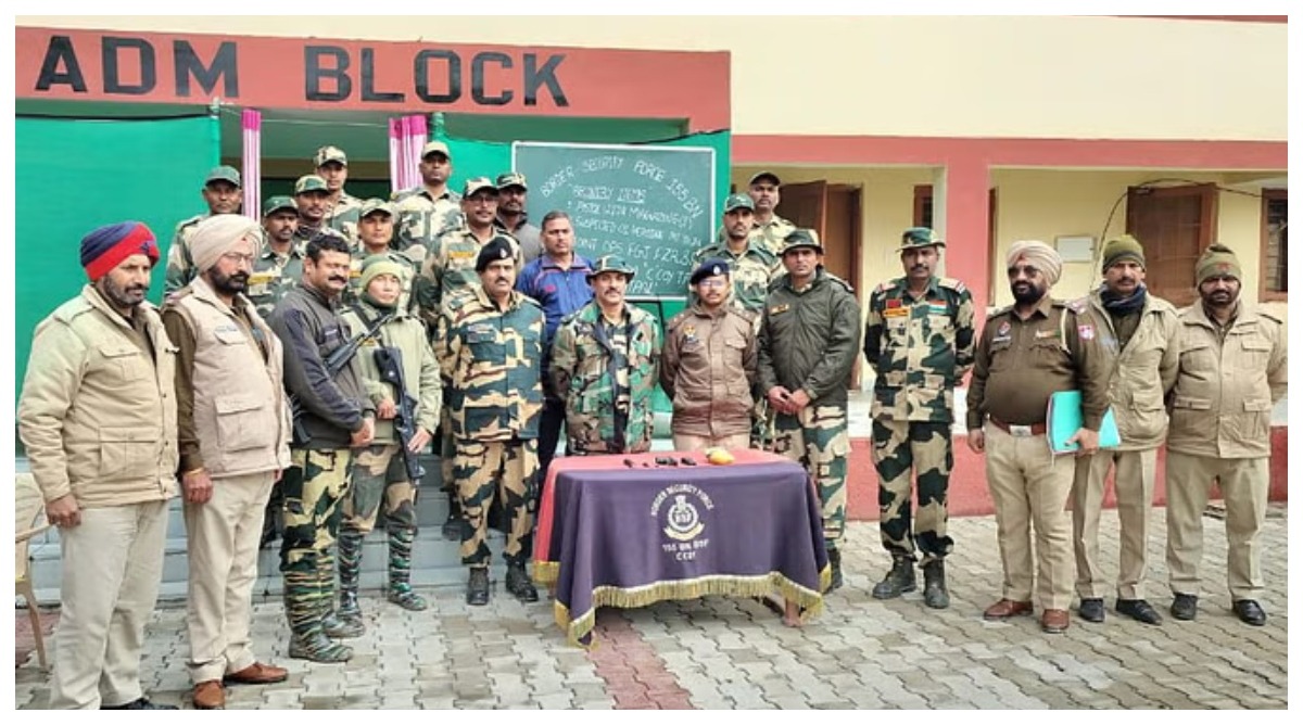 Photo of बीएसएफ ने फिरोजपुर सीमा से बरामद किए ग्लॉक पिस्तौल और 548 ग्राम हेरोइन
