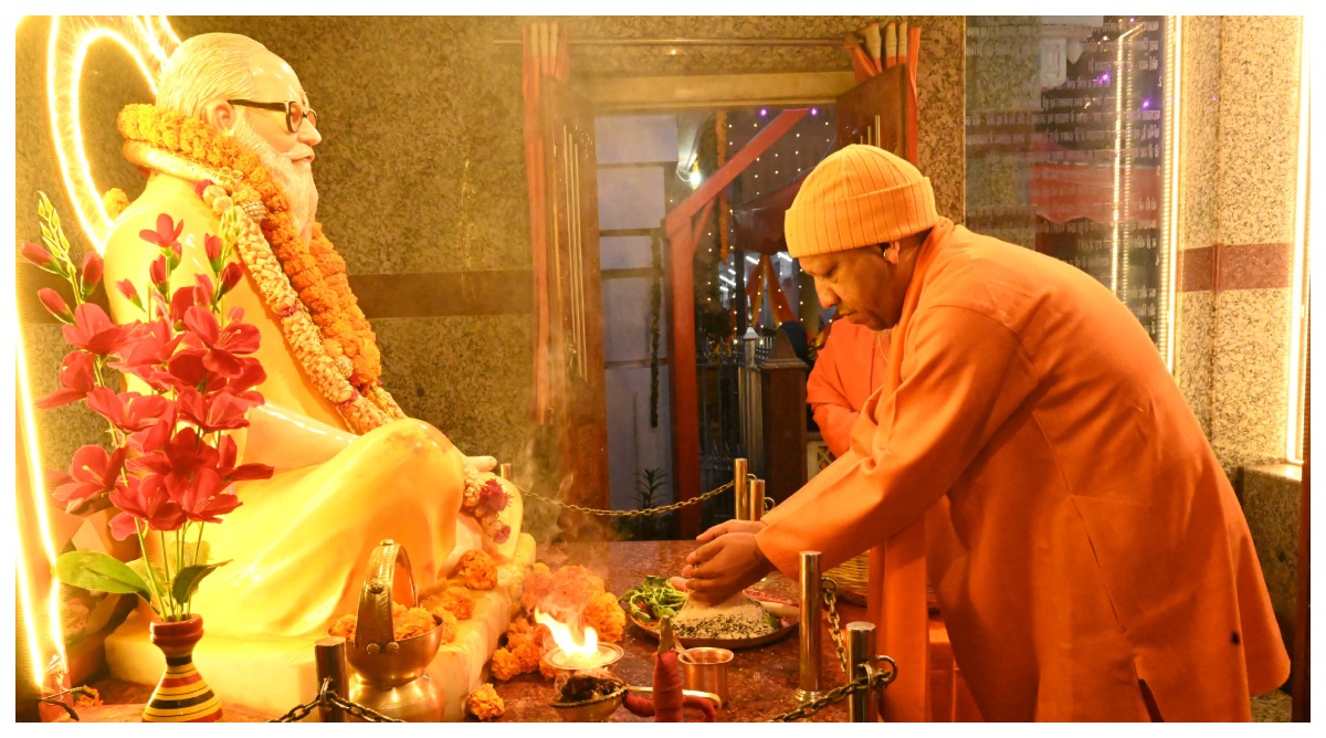 Photo of CM योगी ने बाबा गोरखनाथ मंदिर में चढ़ाई खिचड़ी, प्रदेशवासियों को दी मकर संक्रांति की शुभकामनाएं