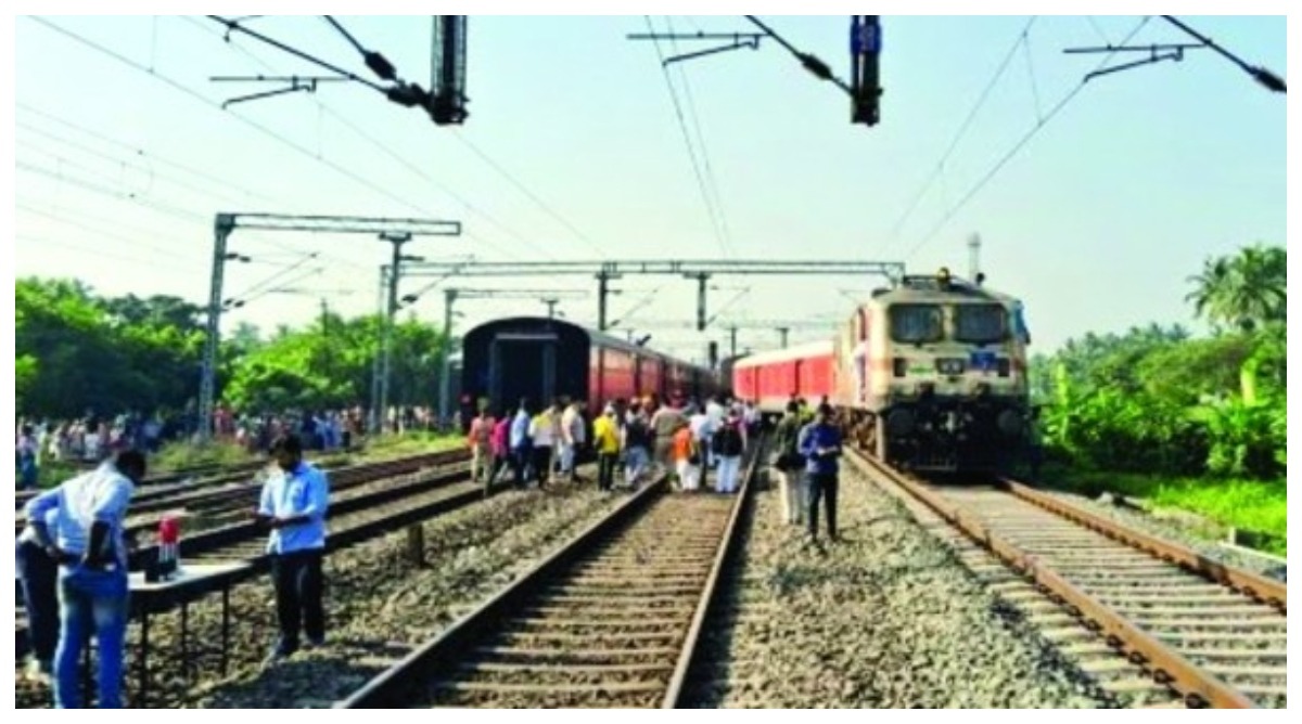Photo of महाराष्ट्र: आग की अफवाह के कारण ट्रेन से कूदे लोग, कर्नाटक एक्सप्रेस की चपेट में आने से 11 की मौत