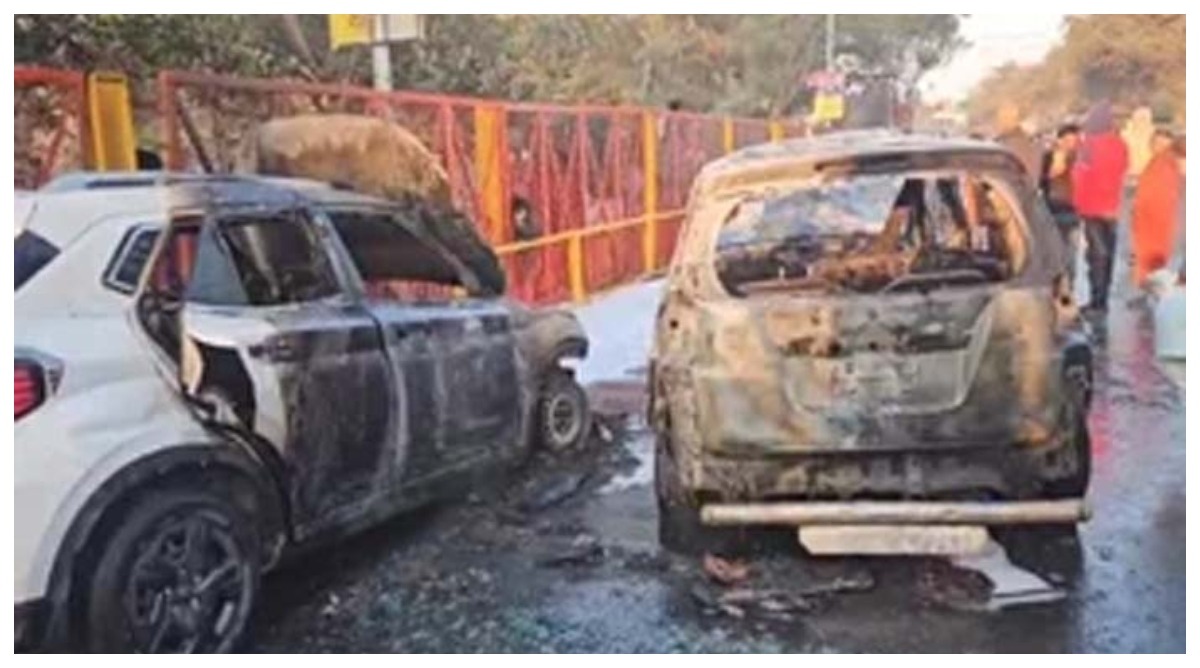 Photo of महाकुंभ में फिर लगी आग, पार्किंग में खड़ी दो गाड़ियां जलीं