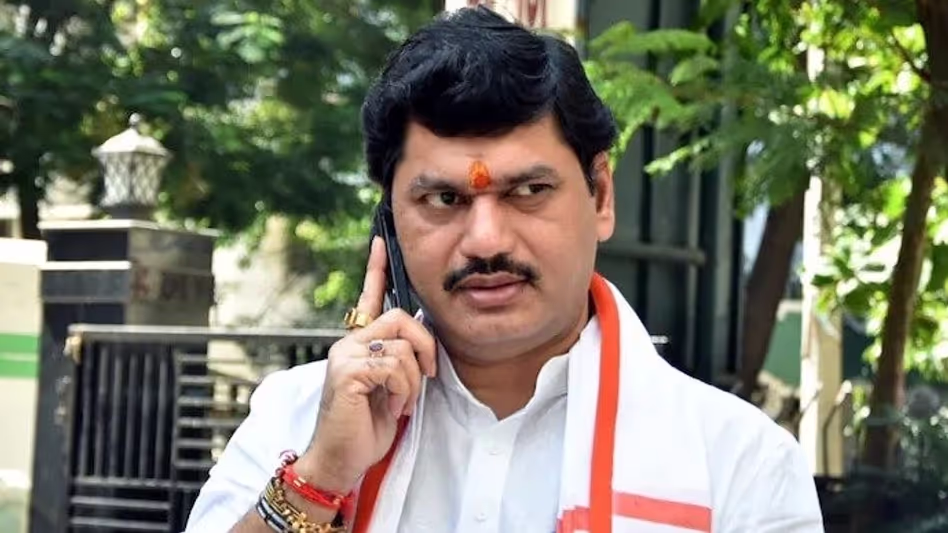 Photo of सरपंच हत्या मामले को लेकर विवादों में घिरे धनंजय मुंडे ने कहा क्या इस्तीफा- पीड़ित को न्याय दिलाने से ज्यादा…