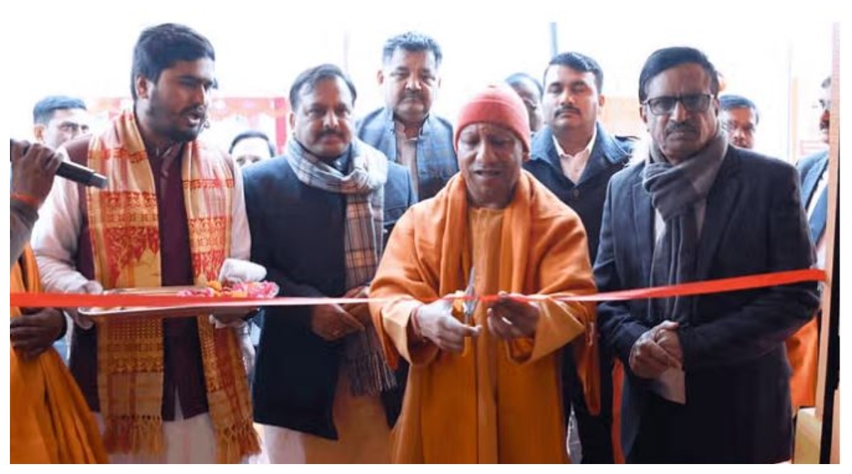 Photo of सीएम योगी ने रैन बसेरे का किया लोकार्पण, बोले – ‘अंतिम पायदान के व्यक्ति तक…’