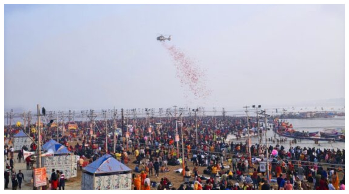 Photo of उत्तर प्रदेश सरकार ने दूसरे दिन भी सभी घाटों और अखाड़ों पर हेलीकॉप्टर से करवाई पुष्पवर्षा