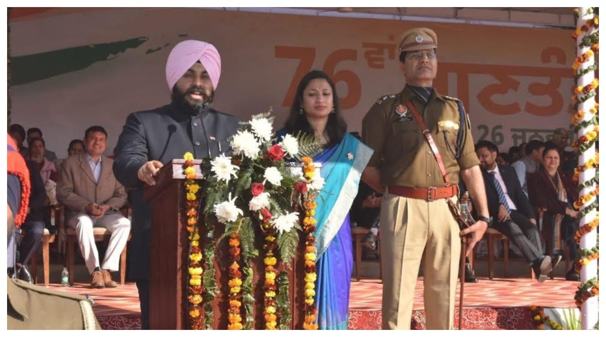 Photo of 76वां गणतंत्र दिवस: कैबिनेट मंत्री हरजोत सिंह बैंस ने फहराया तिरंगा