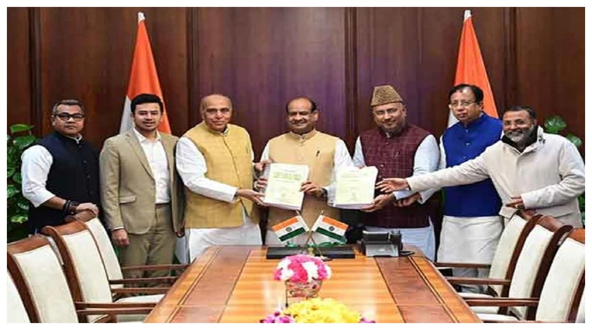 Photo of जगदंबिका पॉल ने जेपीसी की रिपोर्ट लोकसभा अध्यक्ष को सौंपी
