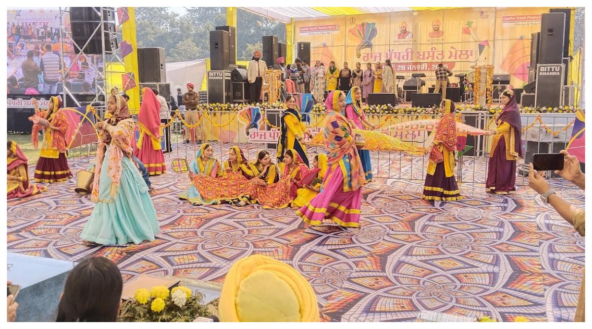 Photo of पतंगबाजी मुकाबले के विजेताओं को इनामी राशि देकर किया गया सम्मानित