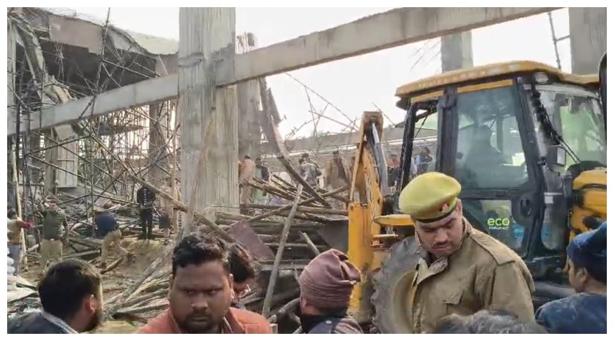 Photo of कन्नौज में बड़ा हादसा, रेलवे स्टेशन का लिंटर गिरने से कई मजदूर नीचे दबे, राहत बचाव कार्य जारी