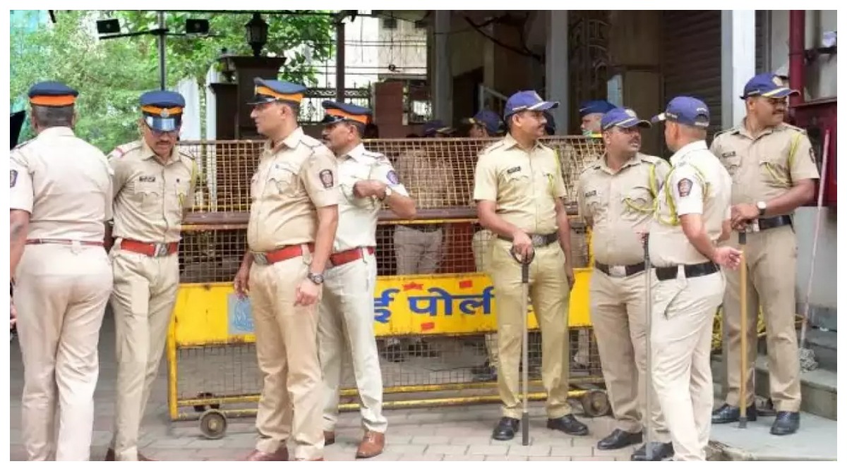 Photo of मुंबई पुलिस का बड़ा एक्शन, अवैध रूप से रह रहे 13 बांग्लादेशी नागरिक हुए गिरफ्तार