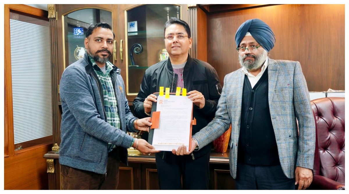 Photo of कैबिनेट मंत्री अमन अरोड़ा ने सोलर पंप लगाने के लिए कंपनी को वर्क ऑर्डर सौंपा