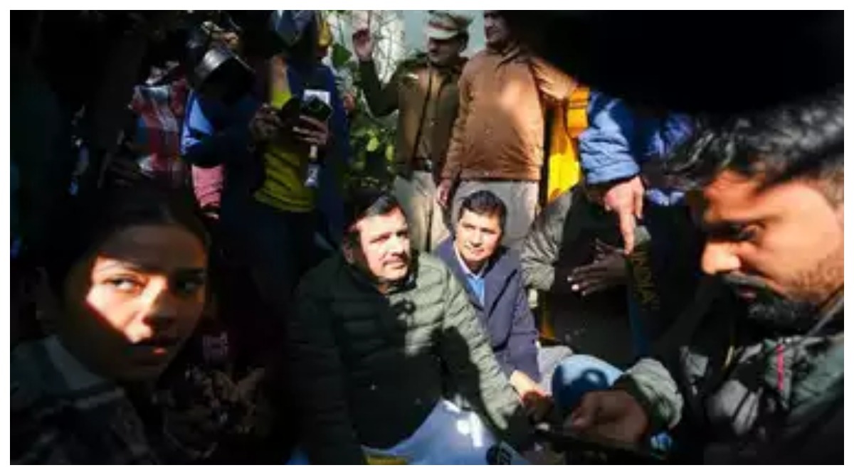 Photo of संजय सिंह और सौरभ भारद्वाज ने किया सीएम आवास का दौरा, पुलिस के रोकने पर धरने पर बैठे