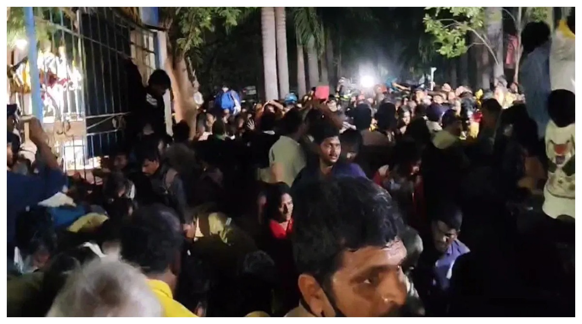 Photo of तिरुपति मंदिर में भगदड़, 6 की मौत, कई श्रद्धालु हुए घायल, जानें वजह
