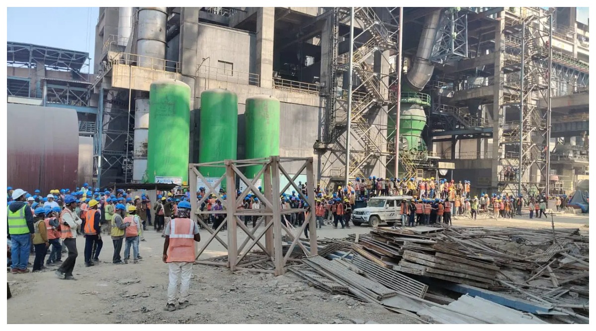 Photo of मध्य प्रदेश के पन्ना की सीमेंट प्लांट में बड़ा हादसा, स्लैब गिरने से तीन मजदूरों की मौत, कई घायल