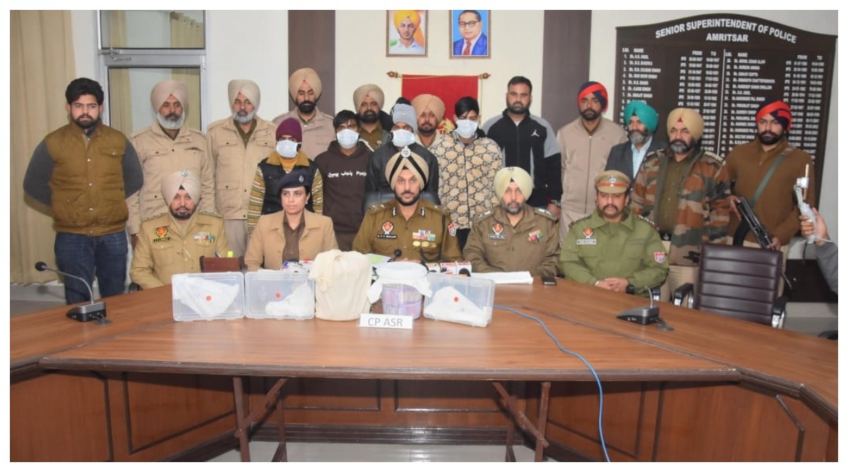 Photo of पंजाब पुलिस ने सीमा पार ड्रग्स और हथियारों की तस्करी करने वाले गिरोह का पर्दाफाश किया, मुख्य आरोपी सहित 12 गिरफ्तार