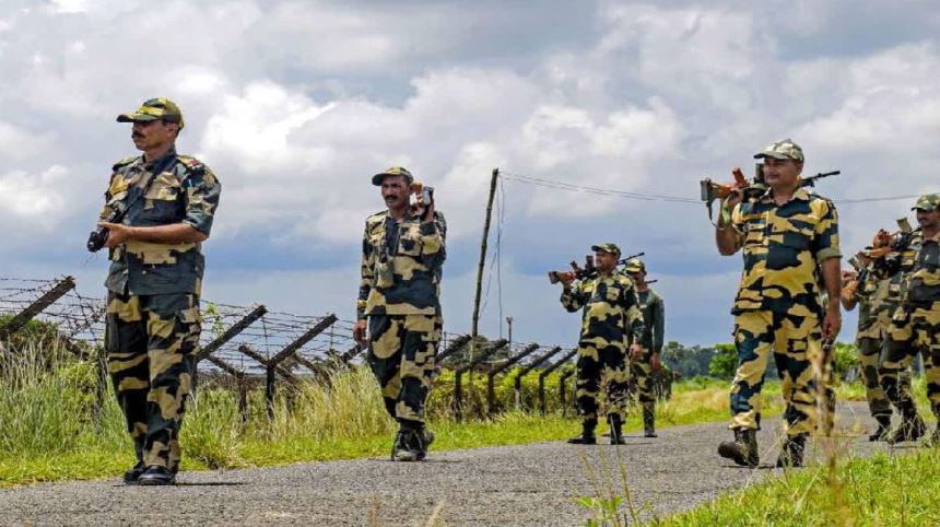 Photo of बीएसएफ जवानों पर बांग्लादेशी घुसपैठियों ने किया हमला, एक जवान घायल