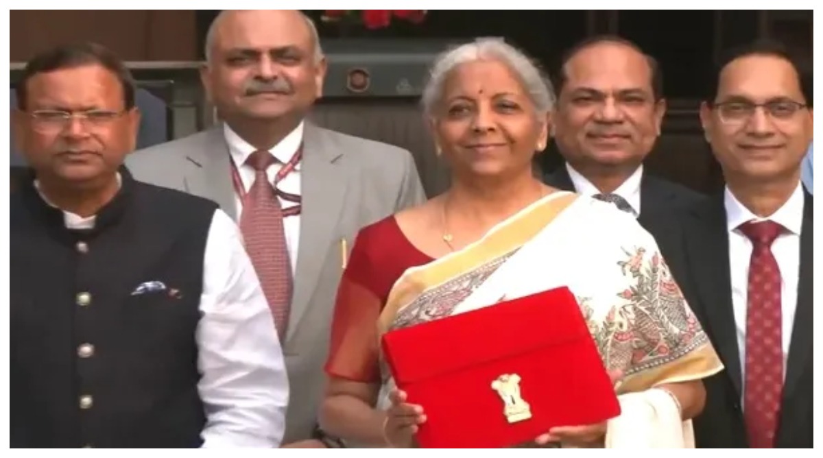Photo of बजट पेश करने से पहले वित्त मंत्रालय पहुंचीं निर्मला सीतारमण, टीम के साथ किया फोटो सेशन