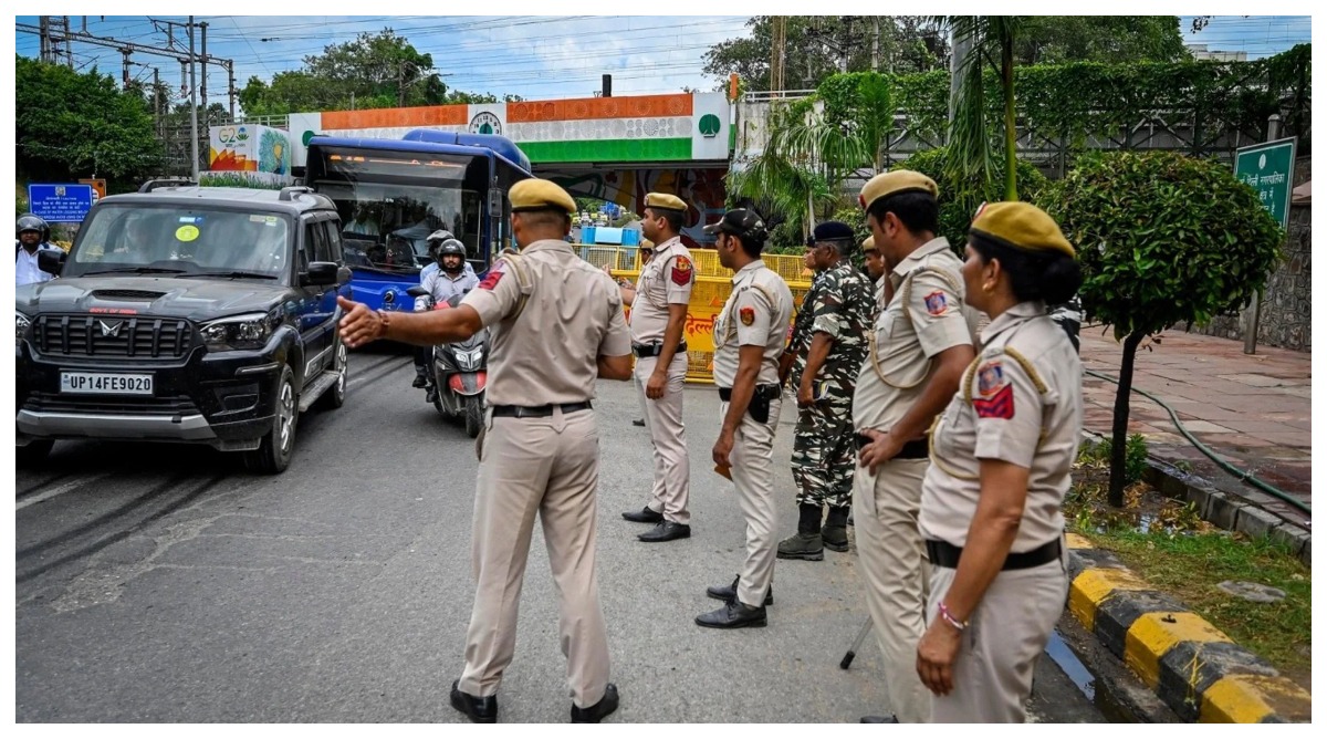 Photo of वोटिंग से पहले दिल्ली किले में तब्दील, चप्पे-चप्पे पर 35 हजार से अधिक पुलिस तैनात