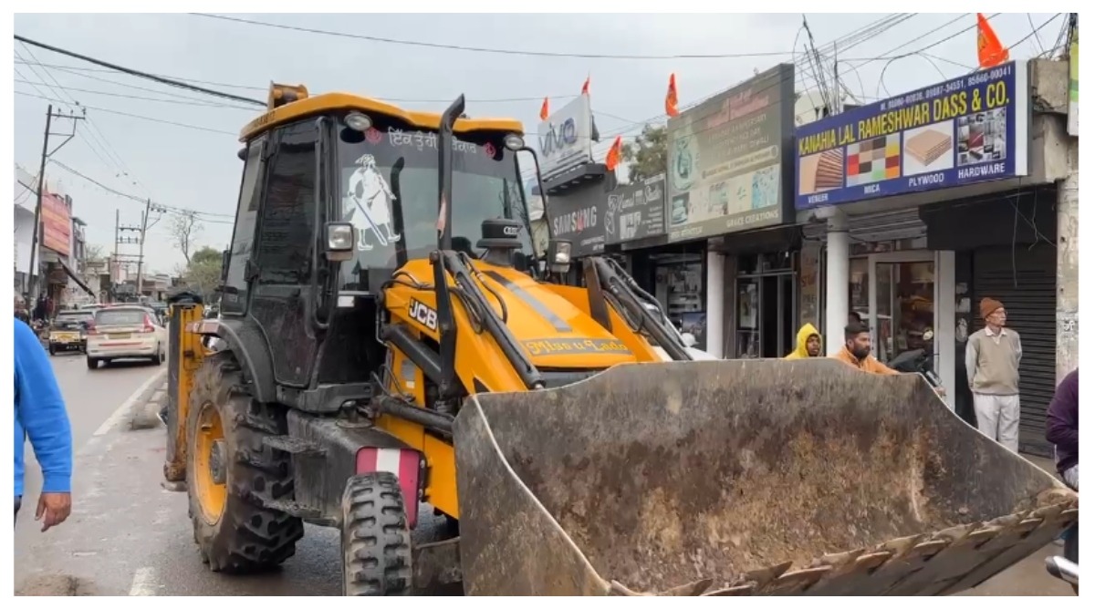 Photo of पटियाला में महिला ड्रग तस्कर के घर चला बुलडोजर, 2016 से नशा तस्करी में थी शामिल
