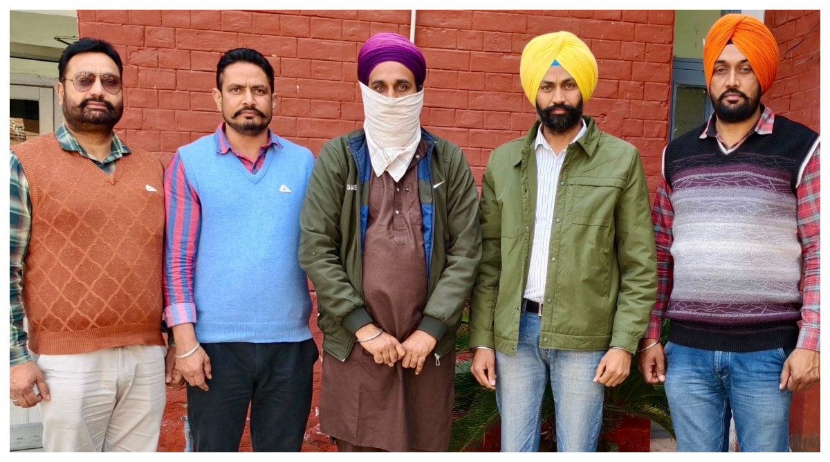 Photo of 10,000 रुपये रिश्वत लेने वाला व्यक्ति विजिलेंस ब्यूरो द्वारा गिरफ्तार