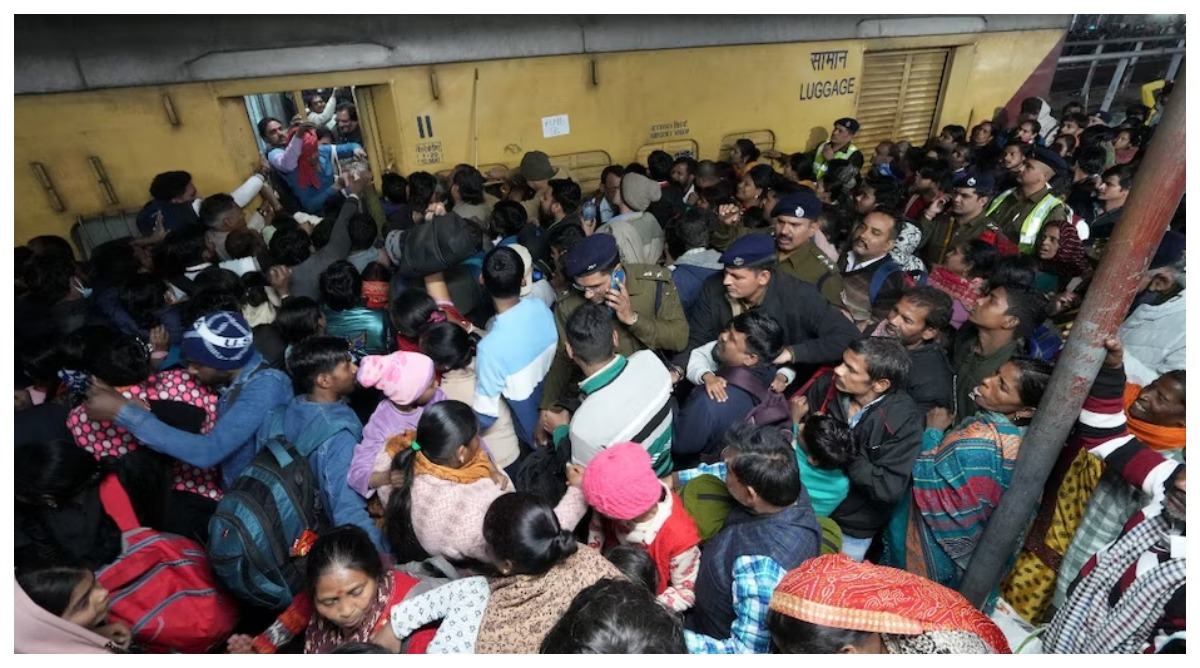 Photo of Delhi Station Stampede : ‘यदि आप कोच में यात्रियों की संख्या तय करते हैं तो…’, हाईकोर्ट की रेलवे को फटकार