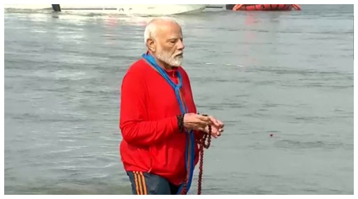 Photo of PM मोदी ने संगम में लगाई डुबकी, CM योगी रहे मौजूद