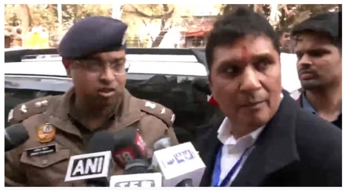 Photo of पुलिस चिराग दिल्ली के एक मतदान केंद्र पर लोगों को वोट डालने से रोकने की कोशिश कर रही : सौरभ भारद्वाज