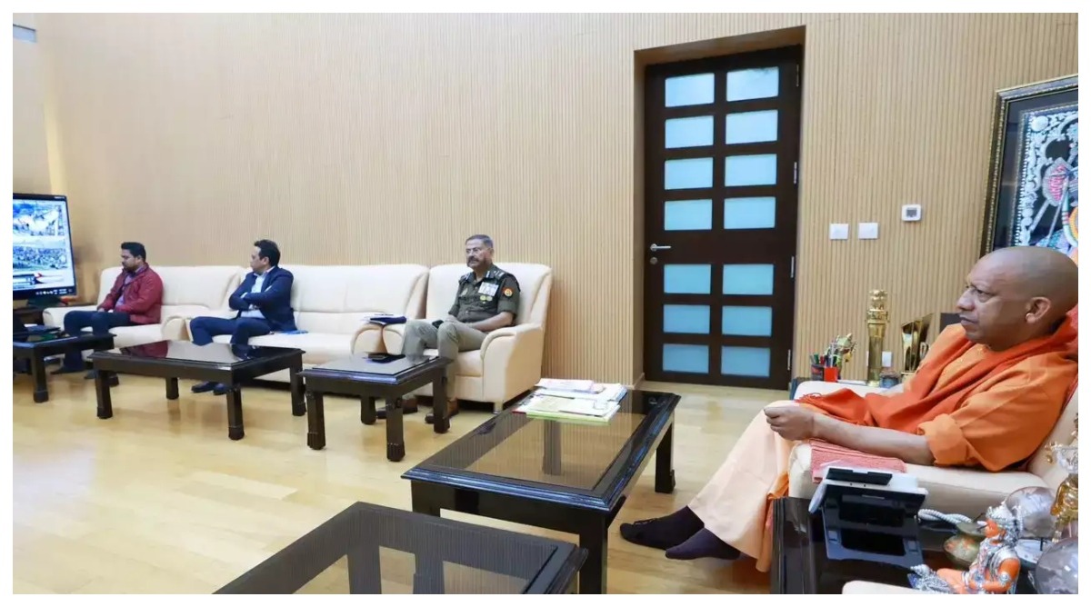 Photo of सीएम आवास के वॉर रूम में योगी आदित्यनाथ ने अधिकारियों से लिया पल-पल का अपडेट