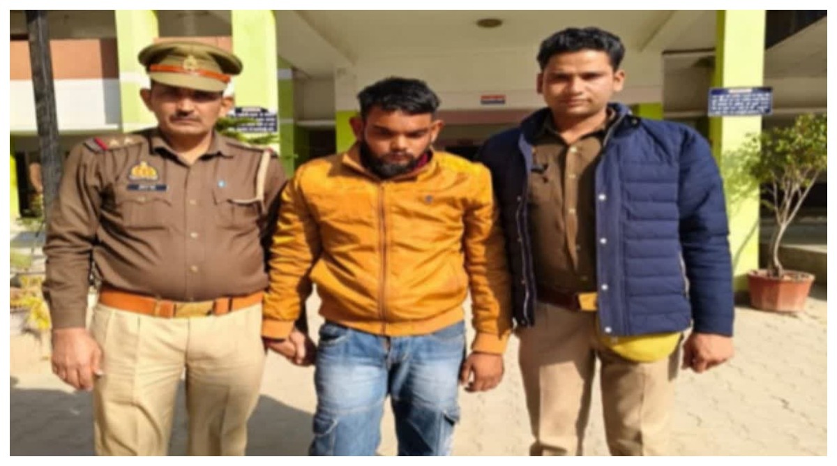 Photo of अमरोहा में 11वीं की छात्रा से छेड़छाड़ करने वाला आरोपी डॉक्टर गिरफ्तार