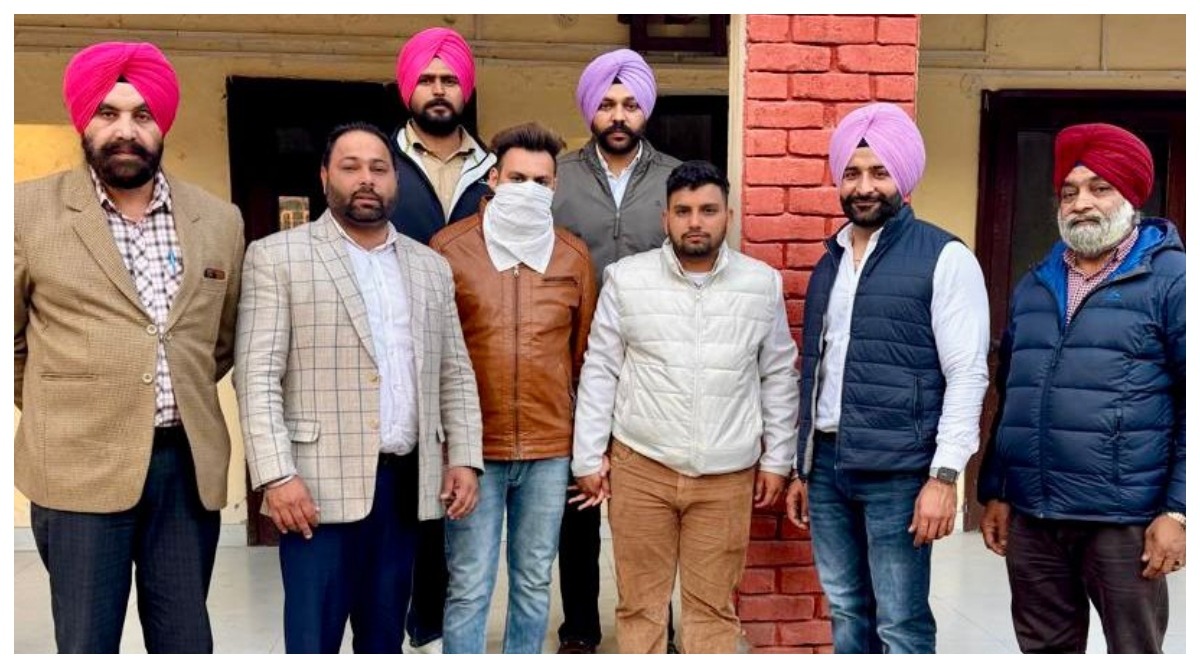 Photo of विजीलेंस ब्यूरो ने ASI और उसके बिचौलिए को 40,000 रुपये रिश्वत लेते हुए रंगे हाथों काबू किया