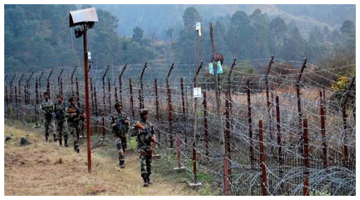 Photo of जम्मू जिले के अखनूर सेक्टर में पाकिस्तान ने की फायरिंग, एक जवान घायल, LoC पर बढ़ाई गई सतर्कता