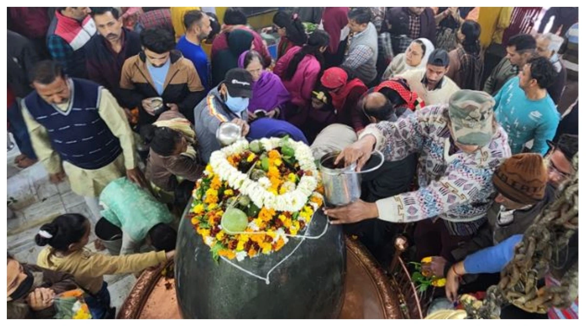 Photo of देश में धूमधाम से मनाया जा रहा महाशिवरात्रि का पर्व, मंदिरों में उमड़ी भक्तों की भीड़