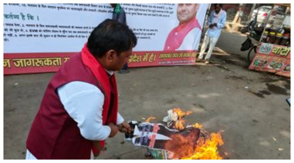 Photo of सपा नेता ने चुनाव आयोग का फूंका पुतला , एफआईआर दर्ज, जानें पूरा मामला