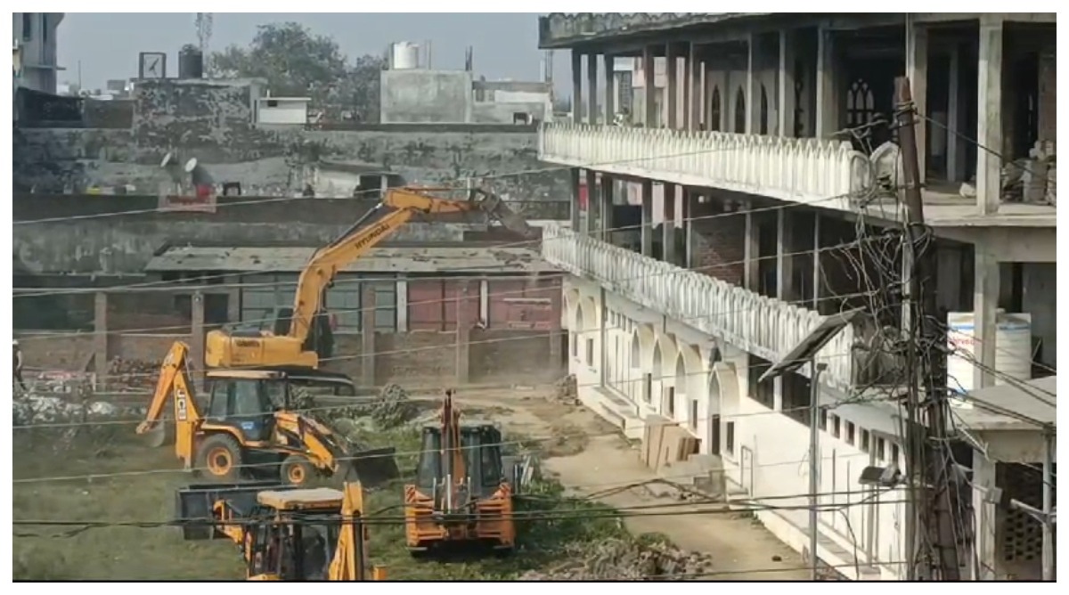 Photo of मदनी मस्जिद के पक्षकार नक्शा और पत्रावली दिखाने में अक्षम, चला बुल्डोजर