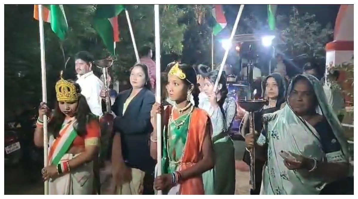 Photo of यूनियन कार्बाइड का कचरा पीथमपुर से वापस भेजने को लेकर निकाली मशाल रैली
