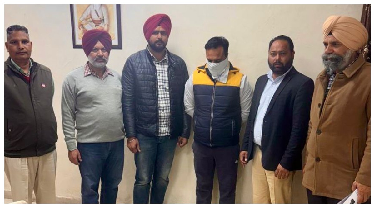 Photo of 10,000 रुपये रिश्वत लेते हुए पटवारी विजिलेंस ब्यूरो द्वारा गिरफ्तार
