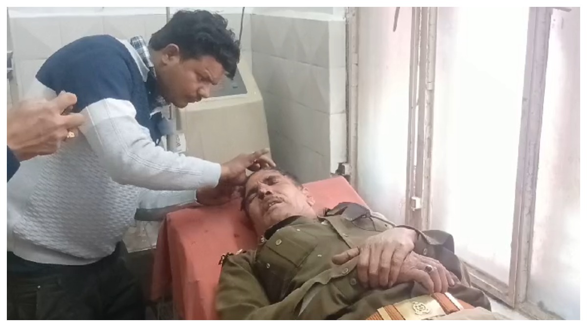 Photo of किसानों और दरोगा के बीच हुई मारपीट, मारा दरोगा के सिर पर डंडा