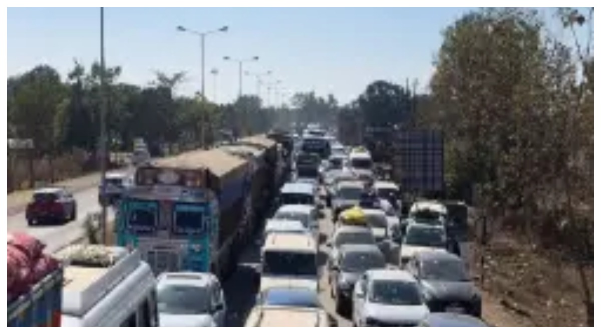 Photo of महाकुंभ में भीड़ से बिगड़ी ट्रैफिक व्यवस्था, बंद किया गया प्रयागराज संगम रेलवे स्टेशन