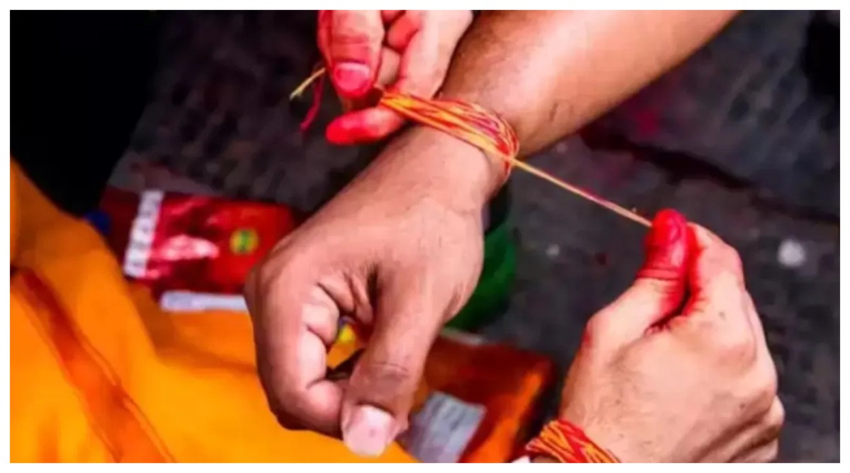 Photo of शिक्षक ने स्कूल में हिंदू छात्र की कलाई पर बंधा धागा काटा, साउथ अफ्रीका में मचा बवाल