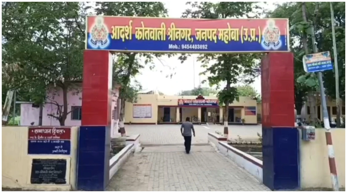 Photo of प्रयागराज से वापस जा रही तेज रफ्तार कार ट्रक से भिड़ी, कार सवार चार लोगों की मौत