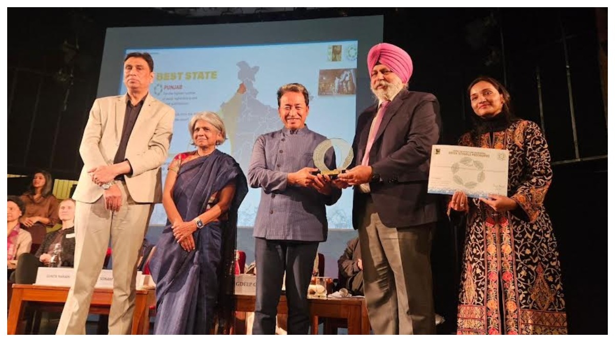 Photo of पंजाब ने ग्रीन स्कूल प्रोग्राम के तहत ‘सर्वश्रेष्ठ राज्य’ और ‘सर्वश्रेष्ठ जिला’ प्राप्त किए पुरस्कार