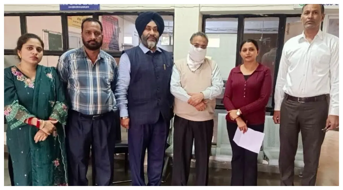 Photo of 15,000 रुपए की रिश्वत लेने के आरोप में विजीलेंस ब्यूरो द्वारा वसीका नवीस गिरफ्तार