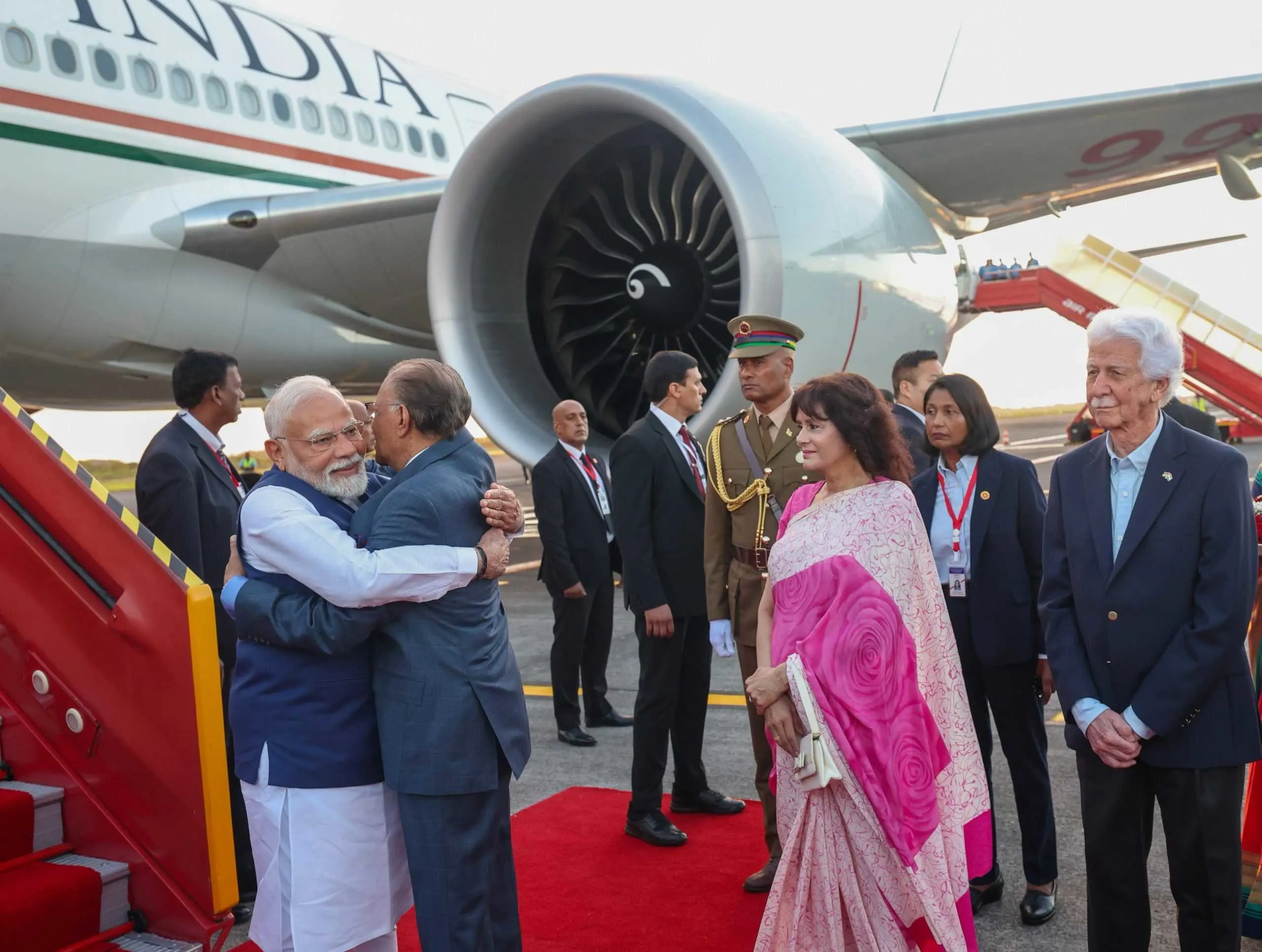 Photo of दो दिवसीय दौरे पर मॉरीशस पहुंचे PM मोदी, एयरपोर्ट पर हुआ भव्य स्वागत