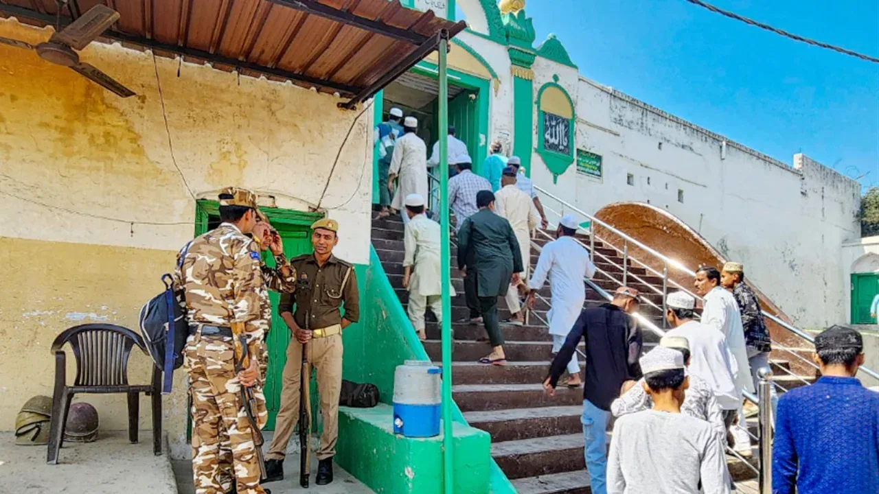 Photo of संभल और कानपुर में जुमे की नमाज के समय में बदलाव, प्रशासन ने शांति बनाए रखने की अपील