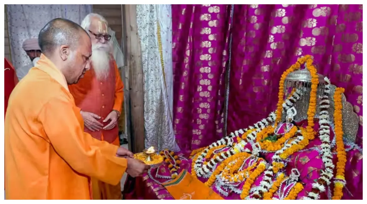Photo of योगी आदित्यनाथ का अयोध्या दौरा, की हनुमानगढ़ी में पूजा और राम मंदिर निर्माण का लिया जायजा