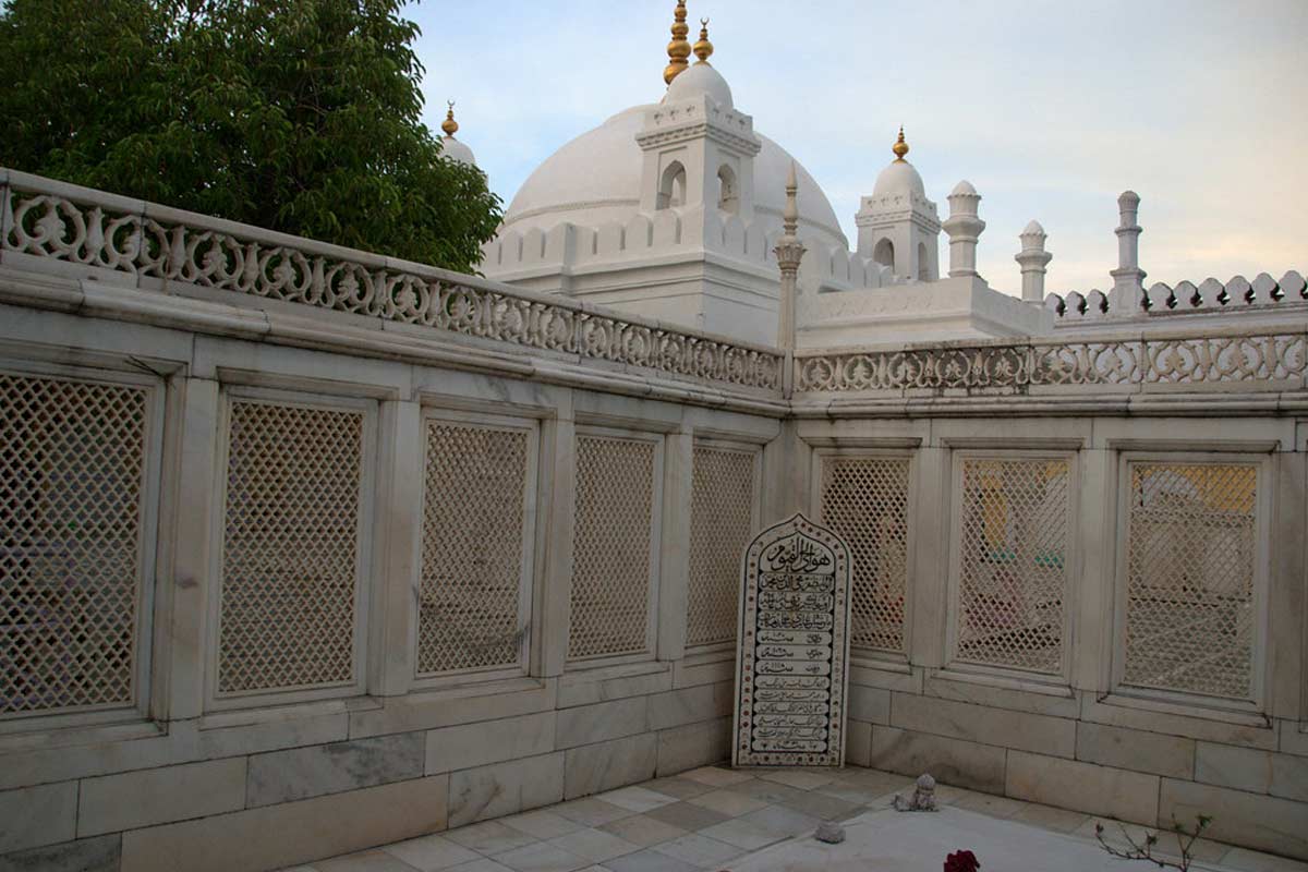 Photo of औरंगजेब के मकबरे को गिराने की मांग तेज, हिंदू संगठनों और शिवाजी वंशजों का समर्थन