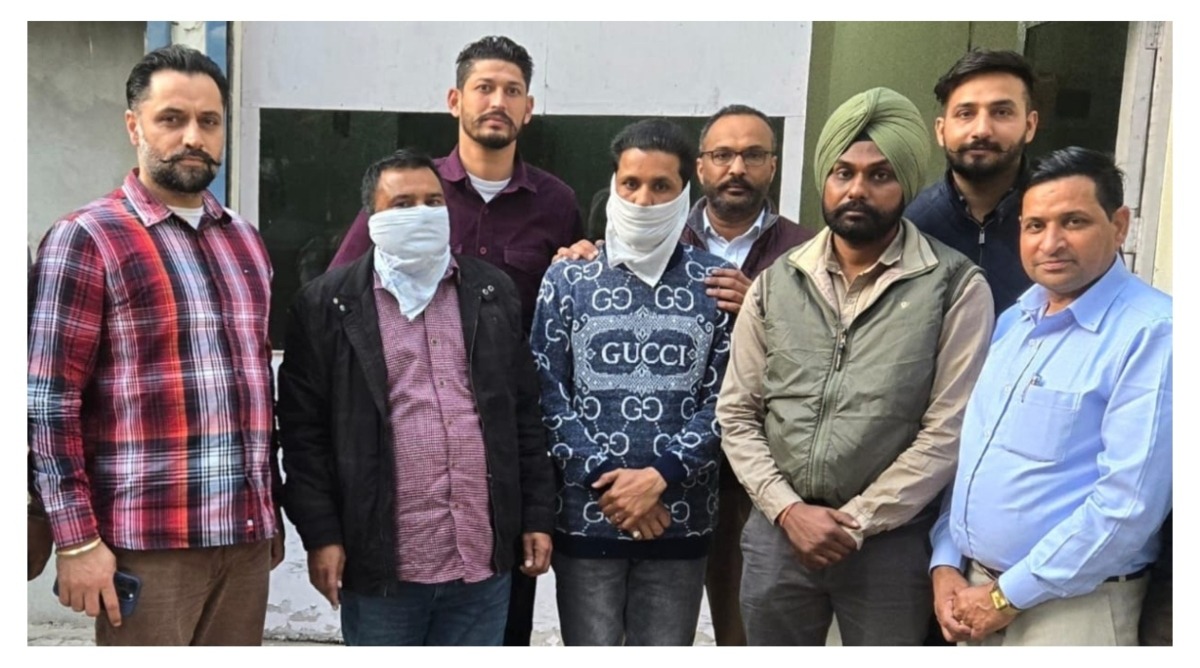 Photo of विजिलेंस ब्यूरो ने 20,000 रुपये रिश्वत लेते हुए पटवारी और उसके साथी को किया गिरफ्तार