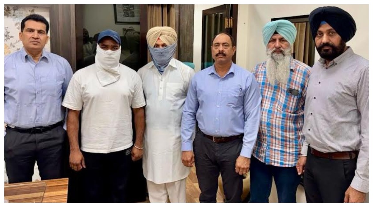 Photo of 1,50,000 रुपये रिश्वत मांगने के आरोप में एसएचओ और एएसआई को विजिलेंस ब्यूरो ने किया गिरफ्तार