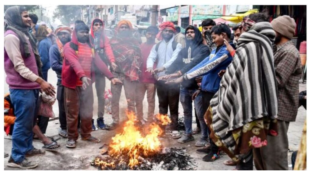 दिल्ली - एनसीआर में ठंडी हवाओं से बढ़ी ठिठुरन, पहाड़ी इलाकों में हो रही बर्फबारी