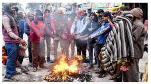 दिल्ली - एनसीआर में ठंडी हवाओं से बढ़ी ठिठुरन, पहाड़ी इलाकों में हो रही बर्फबारी
