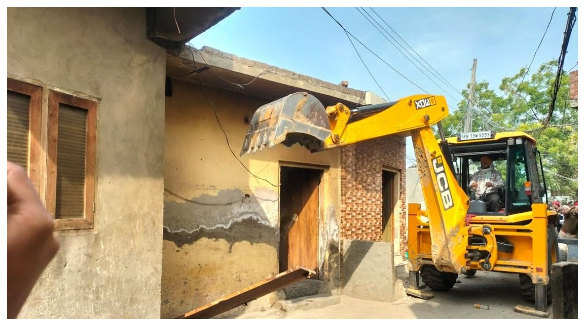 Photo of बरनाला में नशे के खिलाफ पुलिस की बड़ी कार्रवाई, गिराया गया अवैध ढांचा